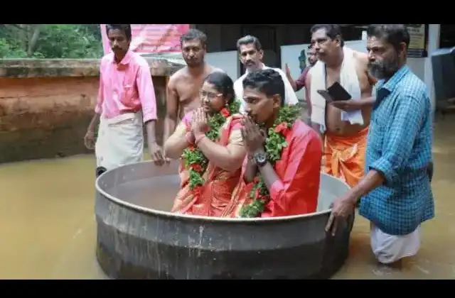 bride and groom came to get married sitting in the cooking utensils during Kerala flood-pic viral