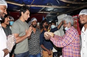 bollywood-actor-sonu-sood-helping-migrants-labour-in-lockdown