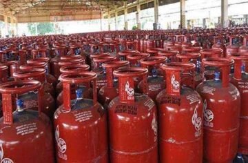 lpg gas cylinder price hike by 25 to 50 rupees, महंगाई डायन 15 दिनों में दूसरी बार बढ़े गैस सिलिंडर के दाम, cylinder price increase by rs25, LPG gas cylinder, #LPG GAS, Business News in hindi, LPG cylinder, LPG Cylinder price, LPG cylinder price today, LPG Gas Cylinder Price hiked, LPG Gas Cylinder Price hiked by Rs 25, LPG price in Delhi, एलजीपी गैस सिलेंडर के दाम बढ़े, एलपीजी गैस सिलेंडर, बिजनेस न्यूज, रसोई गैस आज से महंगी