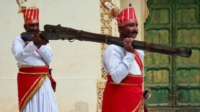 famous-jokes vyang trending-jokes hindijokes-joke-of-the-day, प्रसिद्द व्यंग : ये है वो बंदूक जो एक, दूसरे के कंधे पे रख कर चलाते है...joke