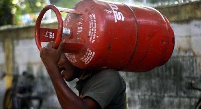 महंगी हुई रसोई गैस! दिल्ली में LPG सिलेंडर के दाम फिर बढ़े ,अब मिलेगा इतने में….