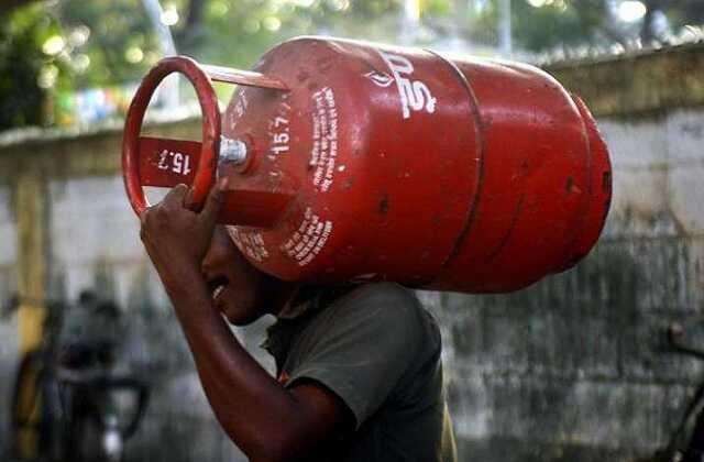 LPG Gas Cylinder Price Hike by 25 rupees, दिल्ली में सिलेंडर की कीमत 859.50 रुपये, मुंबई में 14.2 किलोग्राम गैस सिलेंडर की कीमत 859.50 रुपये.