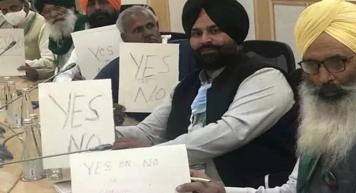 Farmers Protest: ‘हां’ या ‘न’ के पोस्टर लेकर मौनव्रत रख किसानों ने सरकार से मांगा जवाब,फिर मिली तारीख