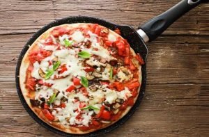 अपने पिज़्ज़ा को बिना माइक्रोवेव के गरम करें (HEAT YOUR PIZZA WITHOUT A MICROWAVE)