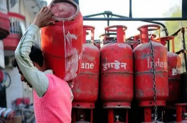 LPG Gas Cylinder Price cut today:Commercial-gas-cylinder-price-reduce-by-Rs-135-LPG-Cylinder-price-June-2022