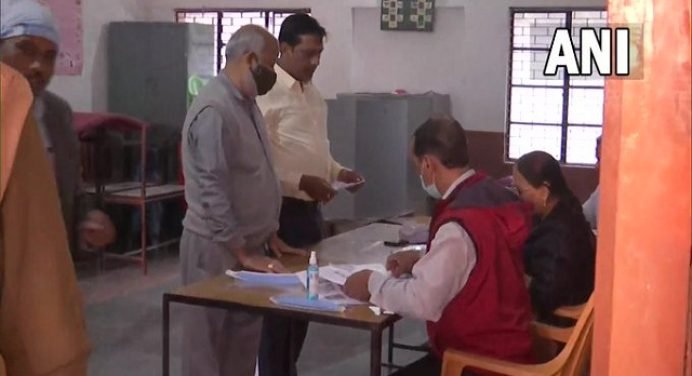 UP Election 5th Phase 1 बजे तक लगभग 35 फीसदी मतदान