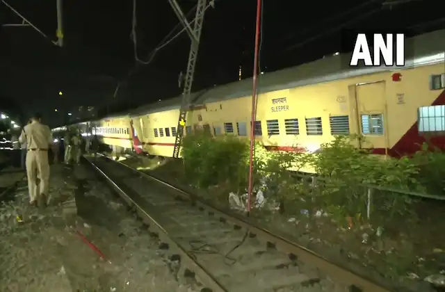 Video-Mumbai train accident-Three coaches of Dadar Puducherry Express derail at Matunga station-no-injuries reported