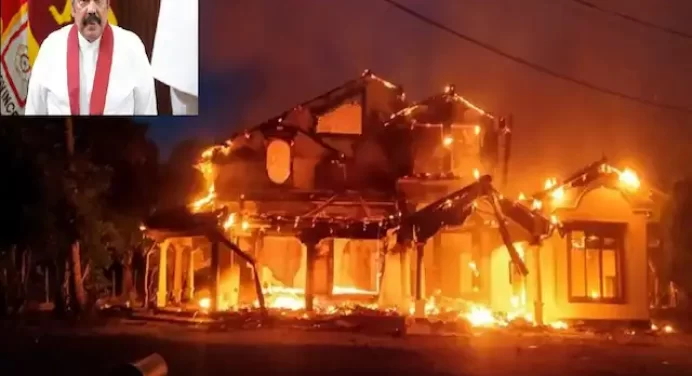 Sri Lanka violence: प्रदर्शनकारियों ने PM महिंदा राजपक्षे के पैतृक घर को लगाई आग,PM का इस्तीफा,सांसद-पूर्व मंत्री के भी घर फूंके,Video