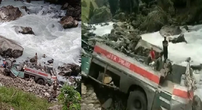 Breaking-कश्मीर में दर्दनाक हादसा, नदी में गिरी जवानों से भरी बस, 6 शहीद