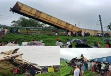 Rail Accident In West Bengal Down Kanchenjunga Express Hit By Goods Train From Behind Five passengers have died 20-25 injured...