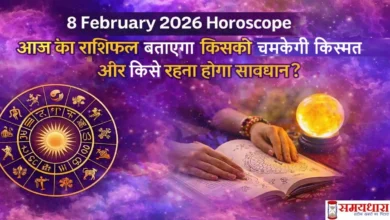 8 फरवरी 2026 राशिफल ग्राफिक जिसमें राशि चक्र, ज्योतिष पुस्तक और क्रिस्टल बॉल के साथ आज का भविष्य बताया गया है।